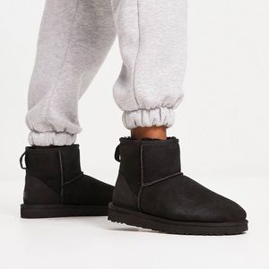 NEW NEVER WORN authentic Ugg Classic Mini Black Size 7